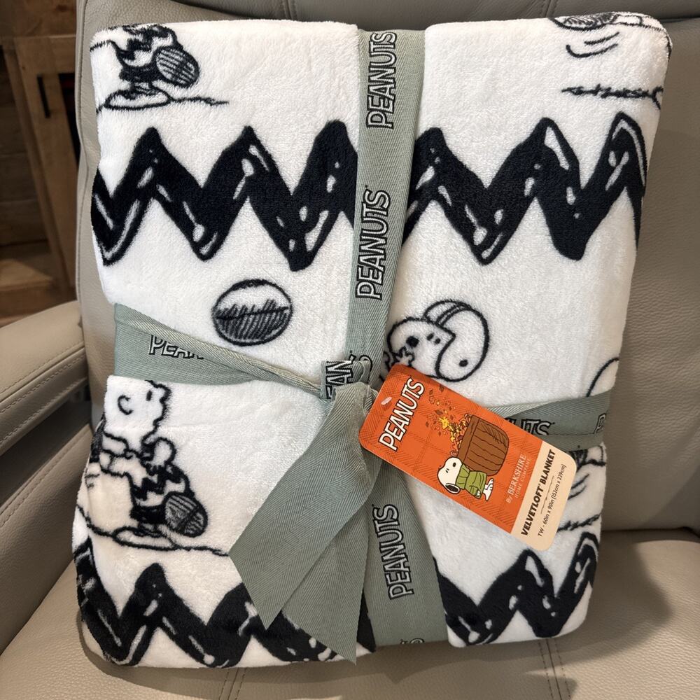 TWIN Snoopy FOOTBALL Peanuts Blanket 60x90 Black White Fall Sports Charlie Brown